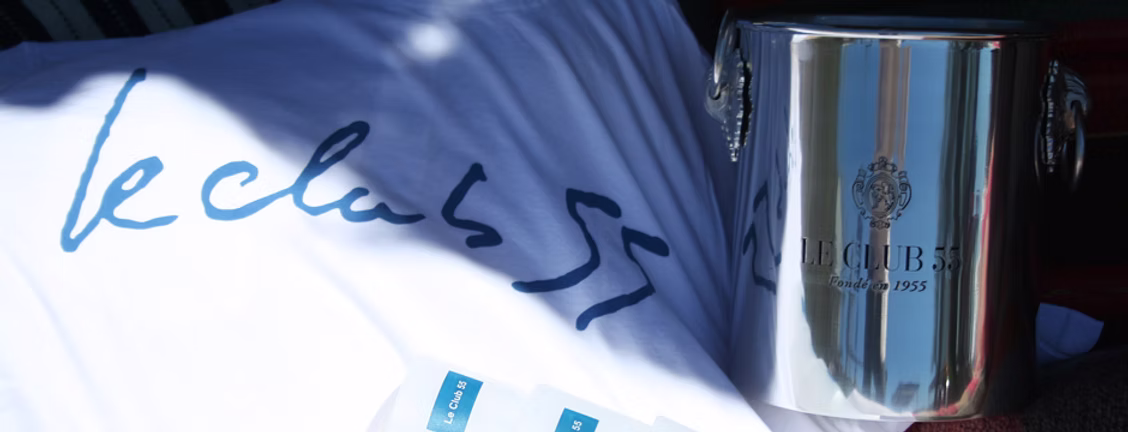 Linge brodé Le Club 55 et seau à champagne